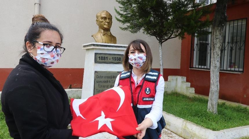 Jandarmadan miniklere bayrak hediyesi