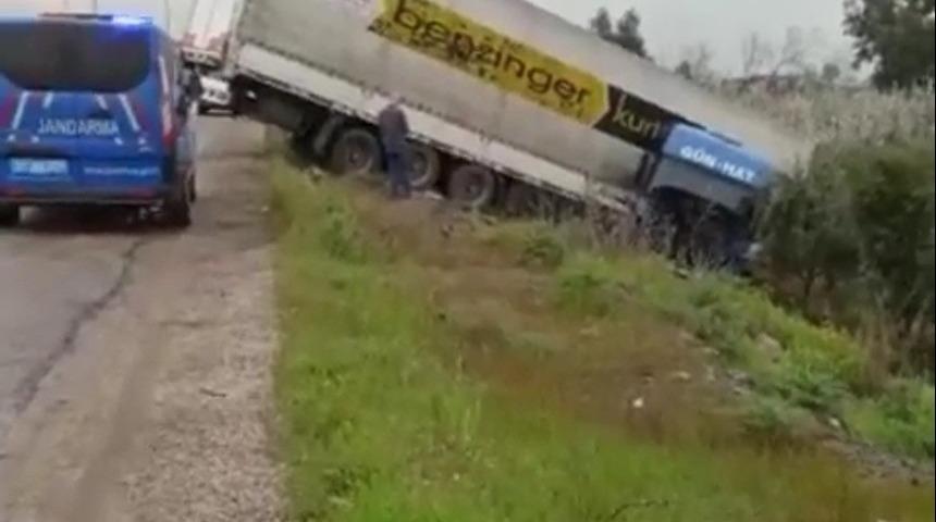 Hatay&rsquo;da tır devrildi: 1 yaralı