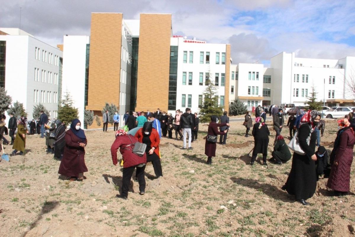 AK Parti, sağlık &ccedil;alışanları anısına hastane bah&ccedil;esine fidan dikti