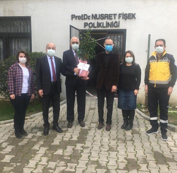 Salihli Belediyesinden sağlık çalışanlarına çiçekli kutlama G1