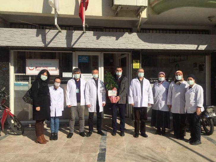 Salihli Belediyesinden sağlık çalışanlarına çiçekli kutlama G2