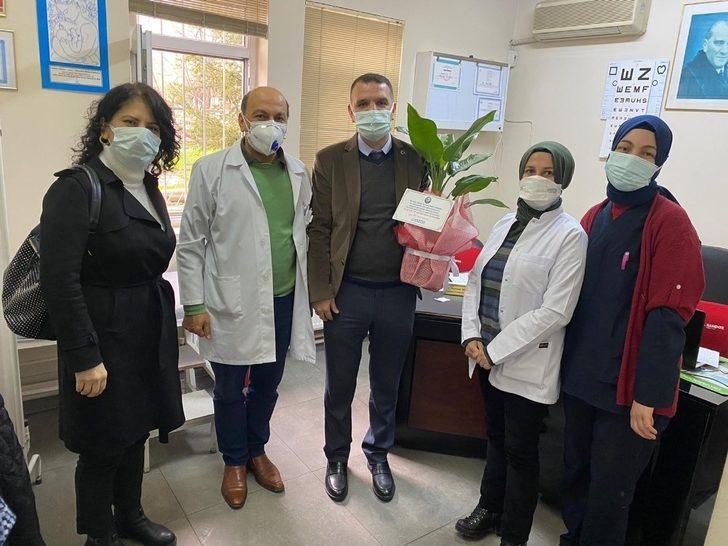 Salihli Belediyesinden sağlık çalışanlarına çiçekli kutlama G3