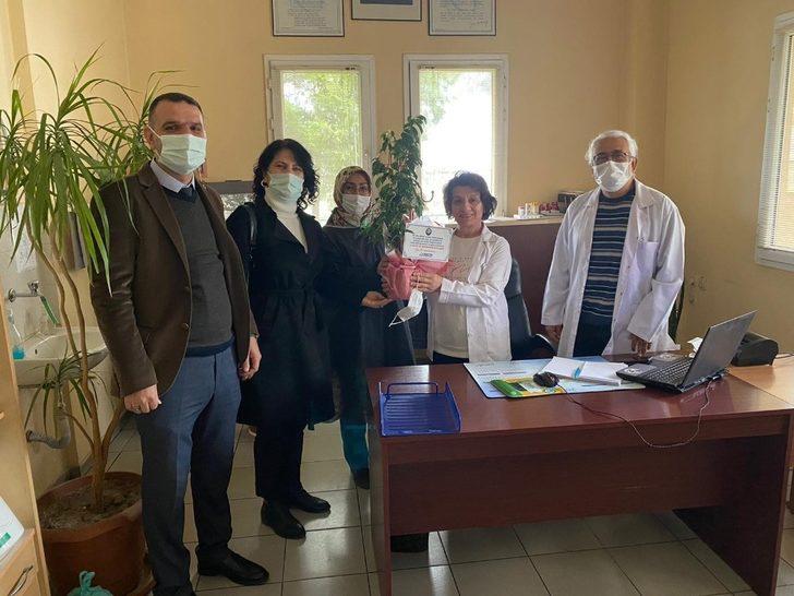 Salihli Belediyesinden sağlık çalışanlarına çiçekli kutlama G4