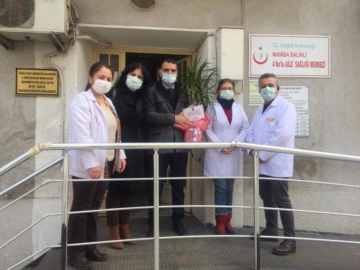 Salihli Belediyesinden sağlık çalışanlarına çiçekli kutlama G5