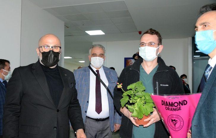 RATED sağlık çalışanlarına çiçek dağıttı G1