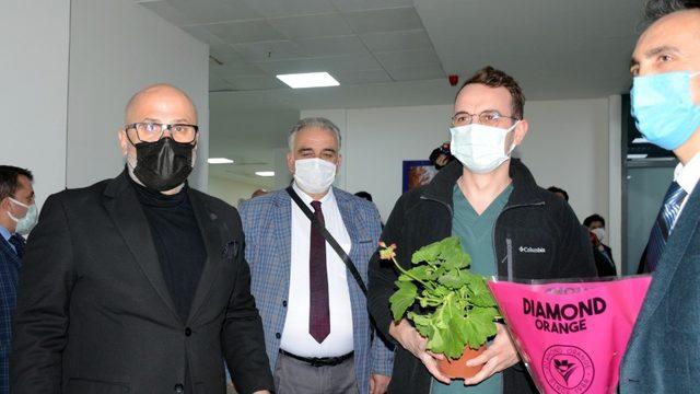 RATED sağlık çalışanlarına çiçek dağıttı