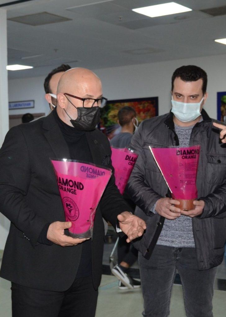 RATED sağlık çalışanlarına çiçek dağıttı G2