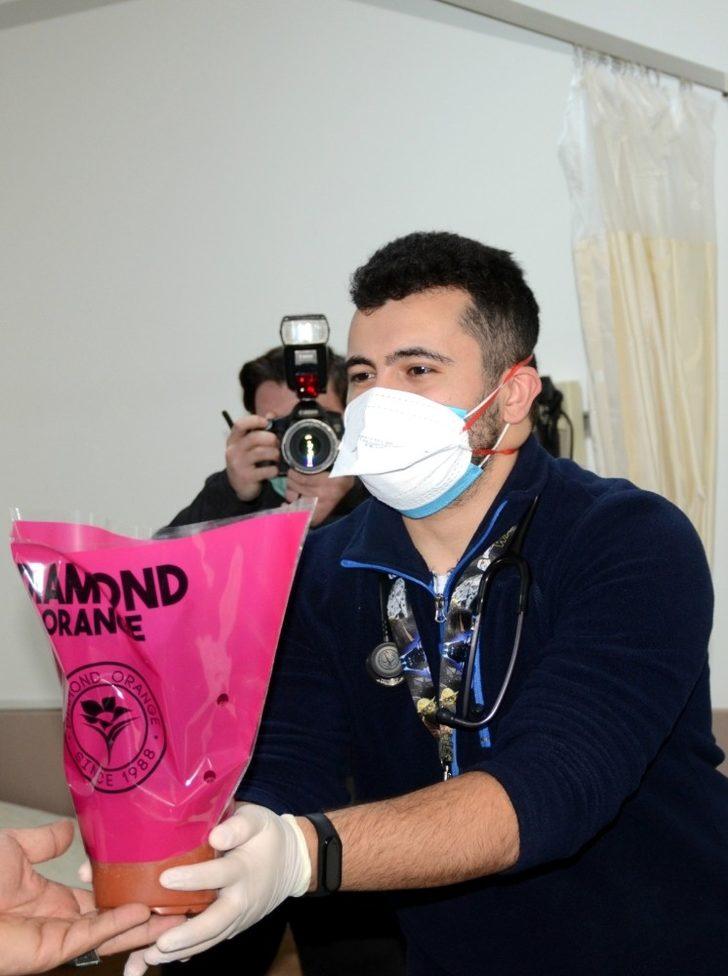 RATED sağlık çalışanlarına çiçek dağıttı G3