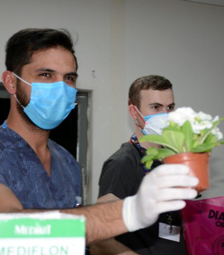RATED sağlık çalışanlarına çiçek dağıttı G4