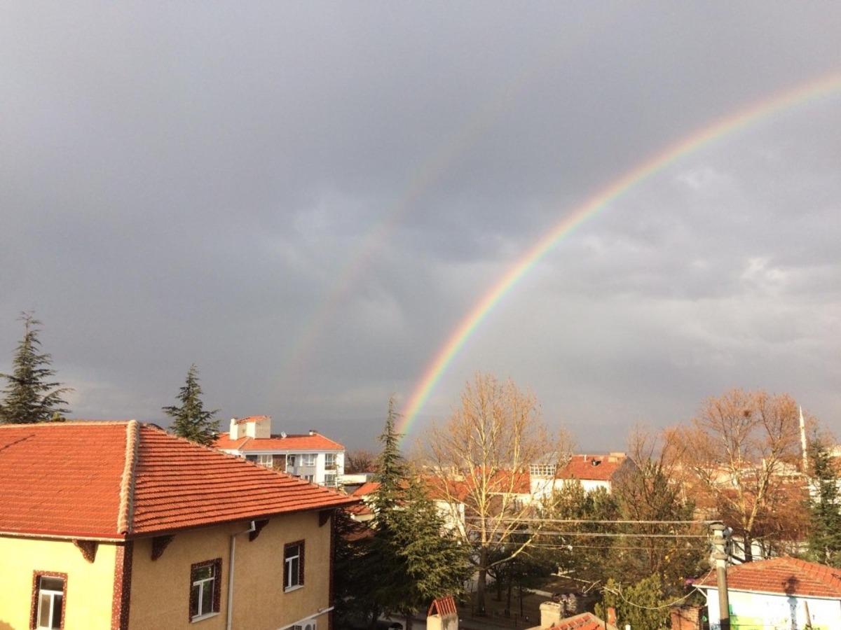 Eskişehir&rsquo;de yılın ilk g&ouml;kkuşağı g&ouml;renleri b&uuml;y&uuml;ledi