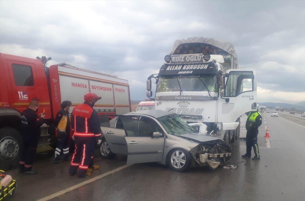 Manisa'da otomobille kamyon &ccedil;arpıştı: 3 &ouml;l&uuml;, 1 yaralı