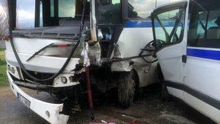 Salihli'de işçi servis minibüsleri çarpıştı: Çok sayıda yaralı var