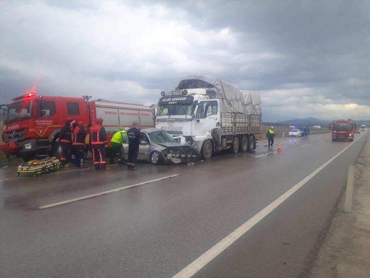 GÜNCELLEME - Manisa'da otomobil ile kamyon çarpıştı: 4 ölü G1