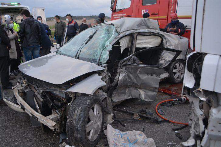 GÜNCELLEME 2 - Manisa'da otomobil ile kamyon çarpıştı: 4 ölü G1