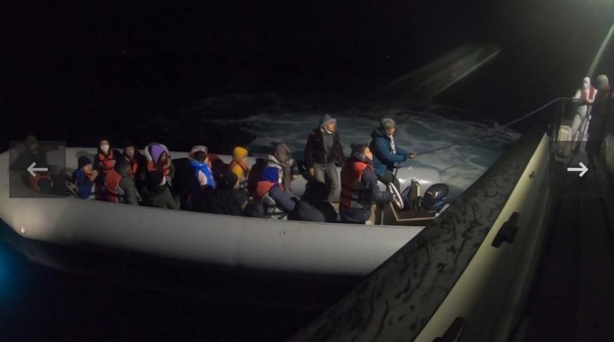 Yunanistan'ın ölüme terk ettiği 20 kaçak göçmeni Türk Sahil Güvenlik ekipleri kurtardı