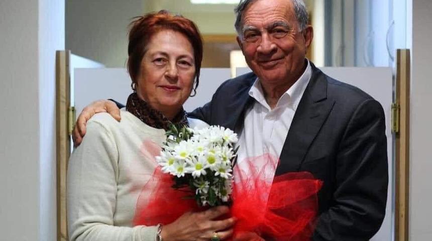 Seyhan Belediye Başkanı Akay'ın eşi koronavirüsten yaşamını yitirdi