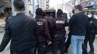 Belediye önünde üzerine benzin döküp kendini yakmaya kalktı