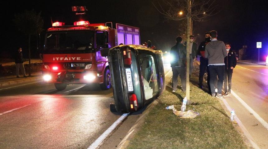 Ağaca &ccedil;arpıp yan yatan otomobilin alkoll&uuml; s&uuml;r&uuml;c&uuml;s&uuml;, su&ccedil;u yolculara attı