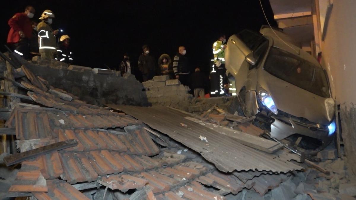 Otomobil apartmana daldı: Mahalleli &rsquo;deprem oldu&rsquo; sandı