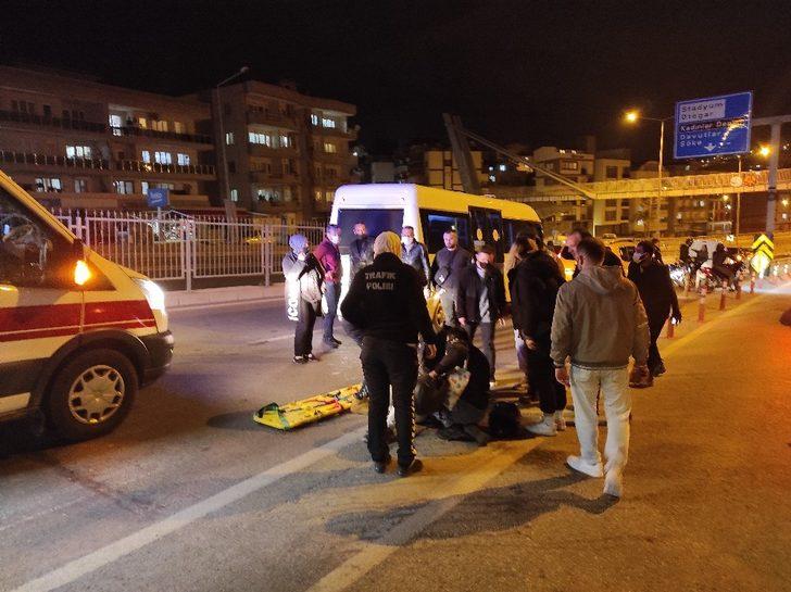 Otomobil motosiklete çarpıp kaçtı: 2 yaralı G1