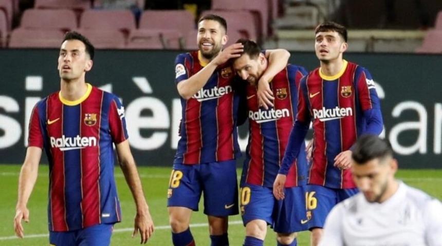 Barcelona 4 golle farkı 4'e indirdi