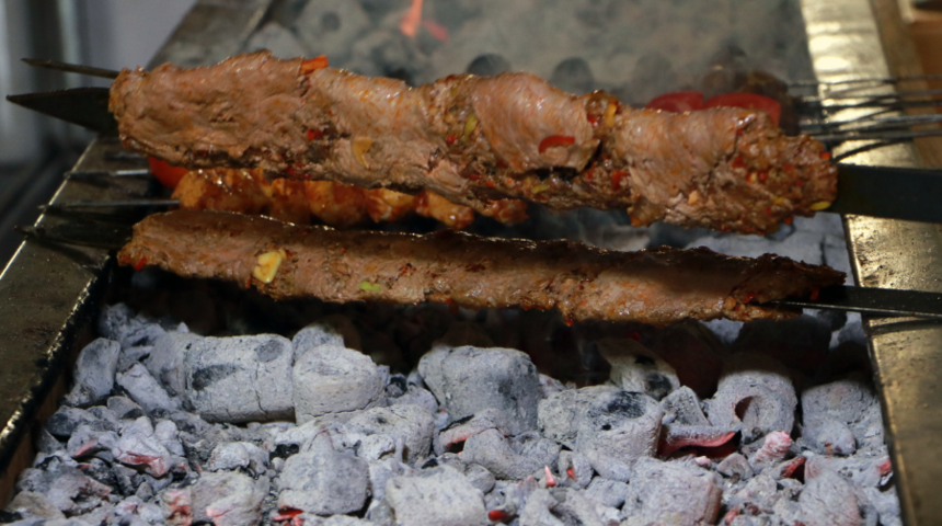 İki y&uuml;zl&uuml; kebap! 'Kuşbaşı mı yoksa Adana kebap mı yesem?' diyenler i&ccedil;in yapıldı