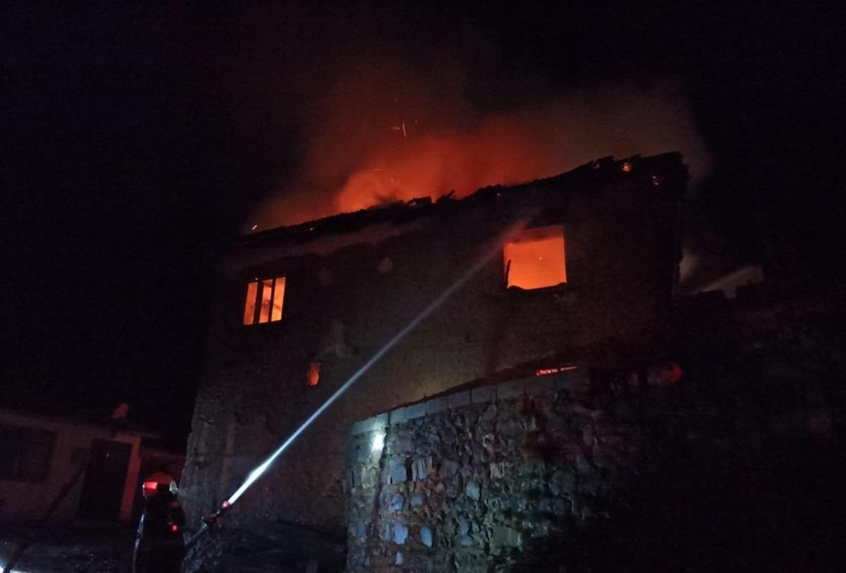 Balıkesir&rsquo;de k&ouml;y evi alevlere teslim oldu