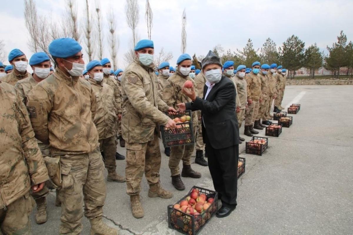 Elmacı Dede&rsquo;den kahraman komandolara ikram