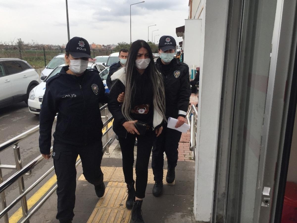 Dikiz aynasına &ccedil;arpan alkoll&uuml; vatandaş &ouml;ld&uuml;, s&uuml;r&uuml;c&uuml; tutuklandı