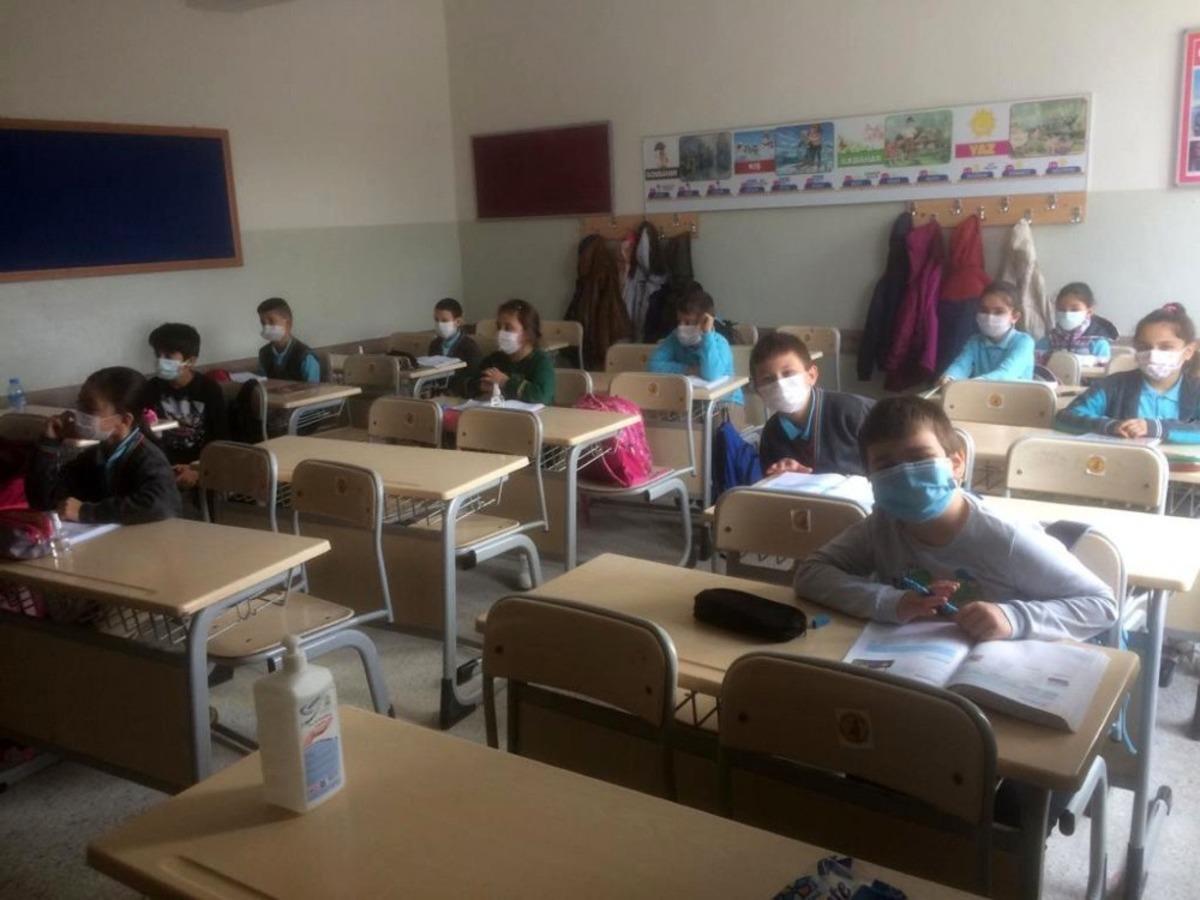 Depremde hasar g&ouml;ren okulda y&uuml;z y&uuml;ze eğitim yeniden başladı