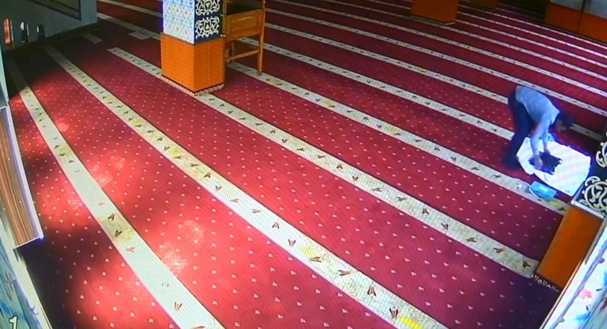 Diyarbakır&rsquo;da bir acayip hırsızlık: Camiye giren hırsız, ses cihazını kefene sarıp &ccedil;aldı