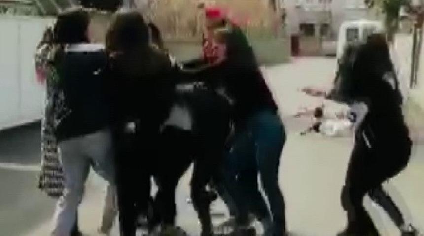 Genç kızların saç saça baş başa kavgası kamerada