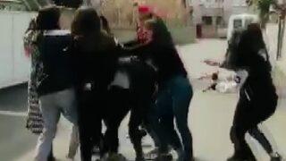 Genç kızların saç saça baş başa kavgası kamerada