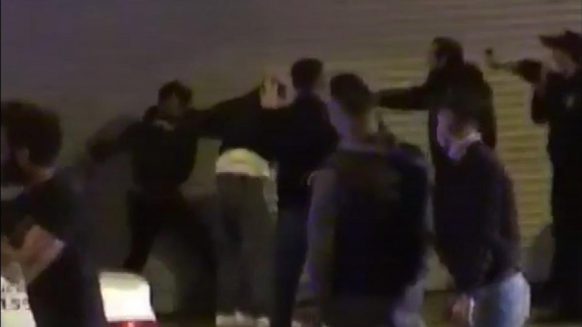 &Ccedil;ekmek&ouml;y&rsquo;de kısıtlama saatinde &ccedil;ıkan tekmeli yumruklu kavgaya biber gazlı m&uuml;dahale