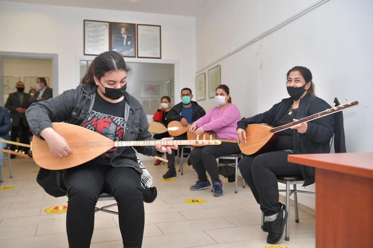 Başkan &Ccedil;etin kursiyerlerle t&uuml;rk&uuml; s&ouml;yledi