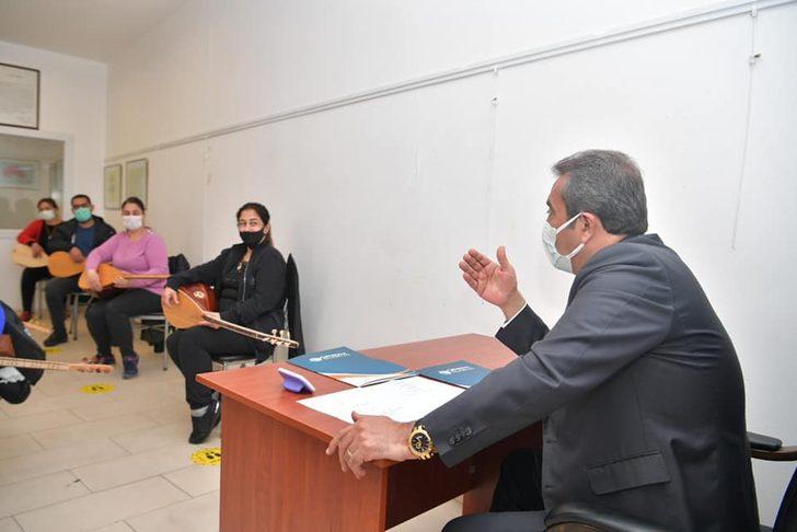 Başkan Çetin kursiyerlerle türkü söyledi G2