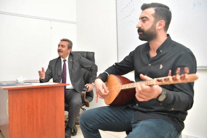 Başkan Çetin kursiyerlerle türkü söyledi G3