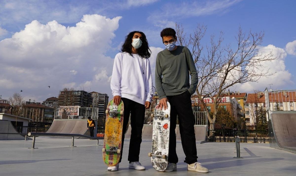 Ke&ccedil;i&ouml;ren&rsquo;de kaykayını alan parkura koştu