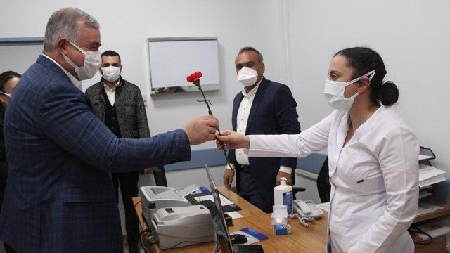 Turanlı, sağlık çalışanlarını ziyaret etti