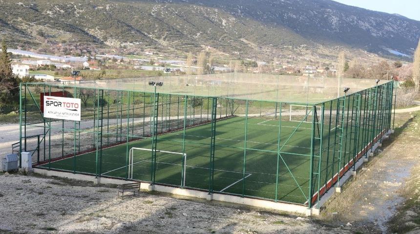 Kaş’ta 4 mahalleye halı saha