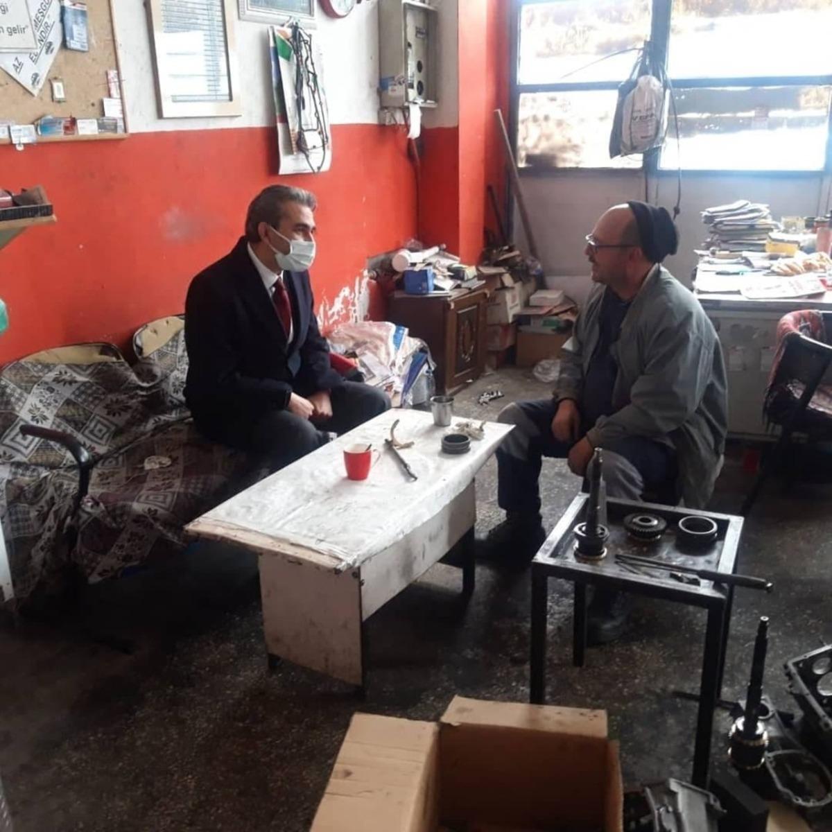 Başkan Emre, r&uuml;zgarda işyerleri hasar g&ouml;ren esnafla bir araya geldi