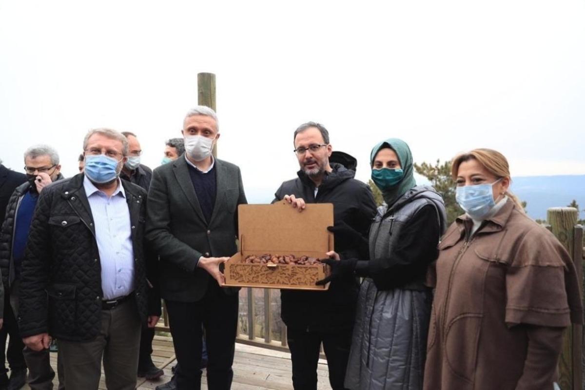 Başkan Bi&ccedil;er&rsquo;den Bakan Kasapoğlu&rsquo;na Simav kestanesi ikramı