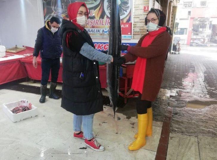 Tavşanlı’da 1,5 metre uzunluğunda Zargana balığı G2