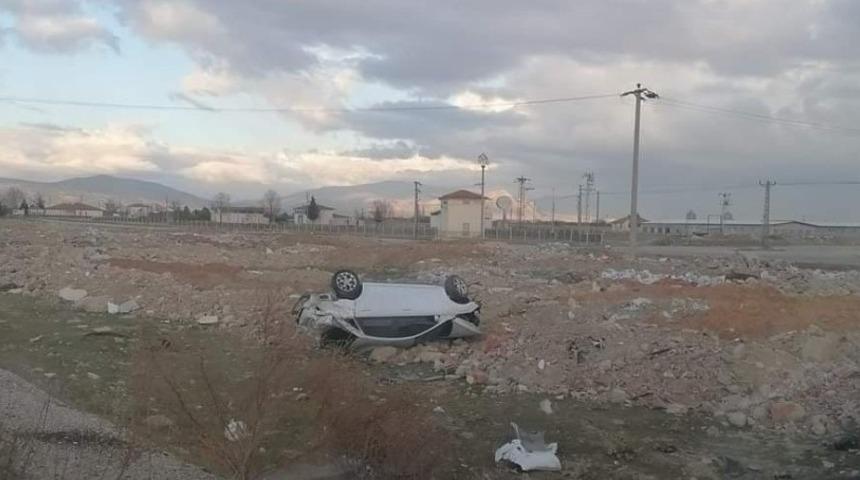 Ters dönen otomobilden 2 kişi yaralı olarak kurtuldu