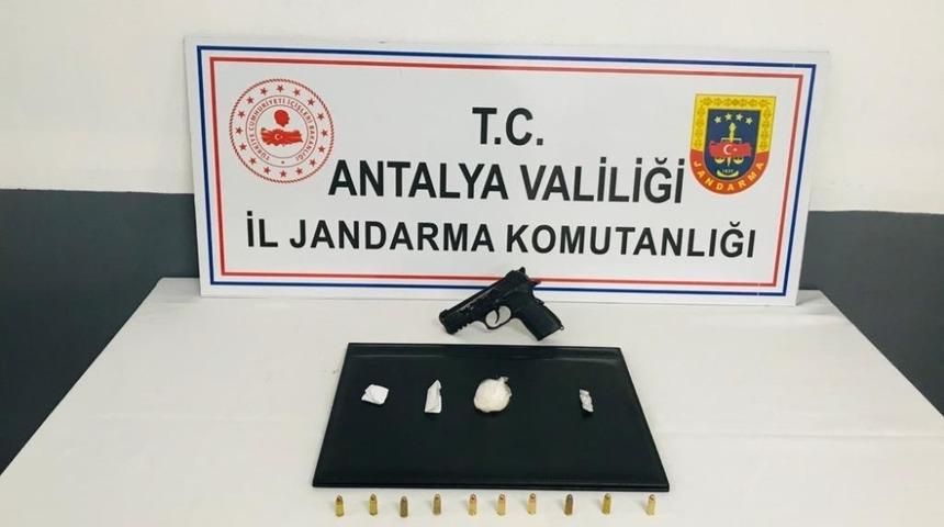 Antalya&rsquo;da jandarmadan uyuşturucu baskını