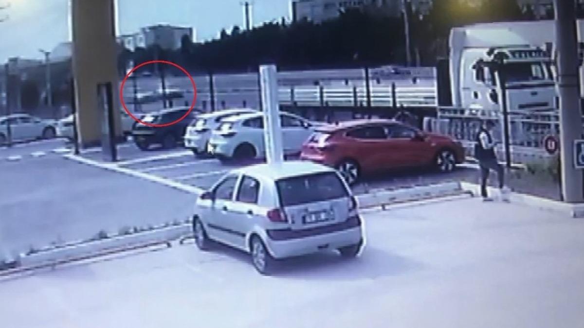 (&Ouml;zel) Kontrolden &ccedil;ıkan otomobil tıra b&ouml;yle saplandı