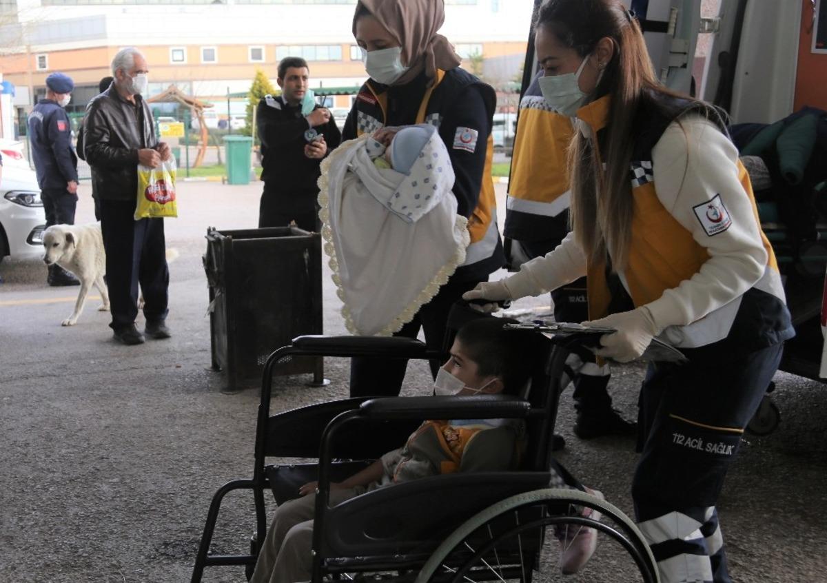 2 otomobil &ccedil;arpıştı: 1&rsquo;i bebek, 1&rsquo;i &ccedil;ocuk 3 yaralı