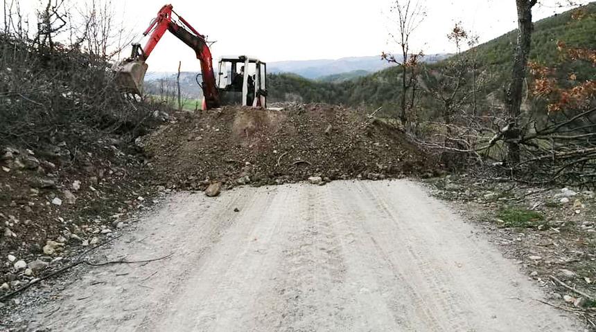Sinop’ta karantina uygulanan köyün yolu toprakla kapatıldı