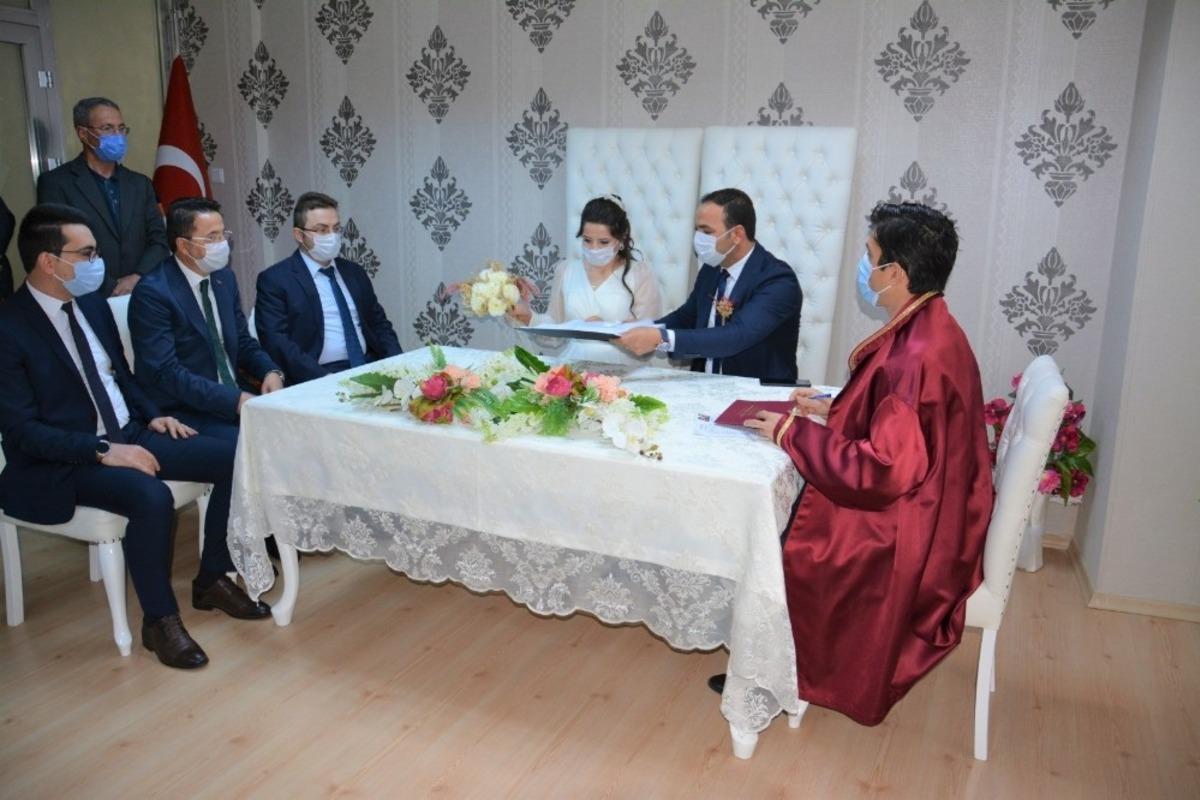 Ergani kayyumu, gen&ccedil; &ccedil;iftin nikahını kıydı