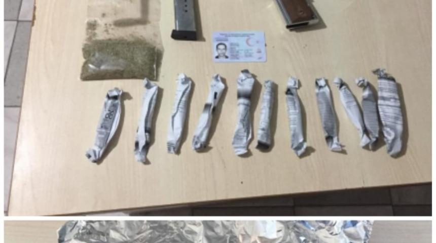 İzmir&rsquo;den kovalamaca sonucu durdurulan ara&ccedil;tan uyuşturucu &ccedil;ıktı